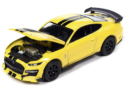 2021 Ford Mustang Shelby GT500 Carbon Fiber Track Pack Grabber Yellow with Black Stripes "Modern Muscle" Limited Edition 1/64 Diecast Model Car by Auto World